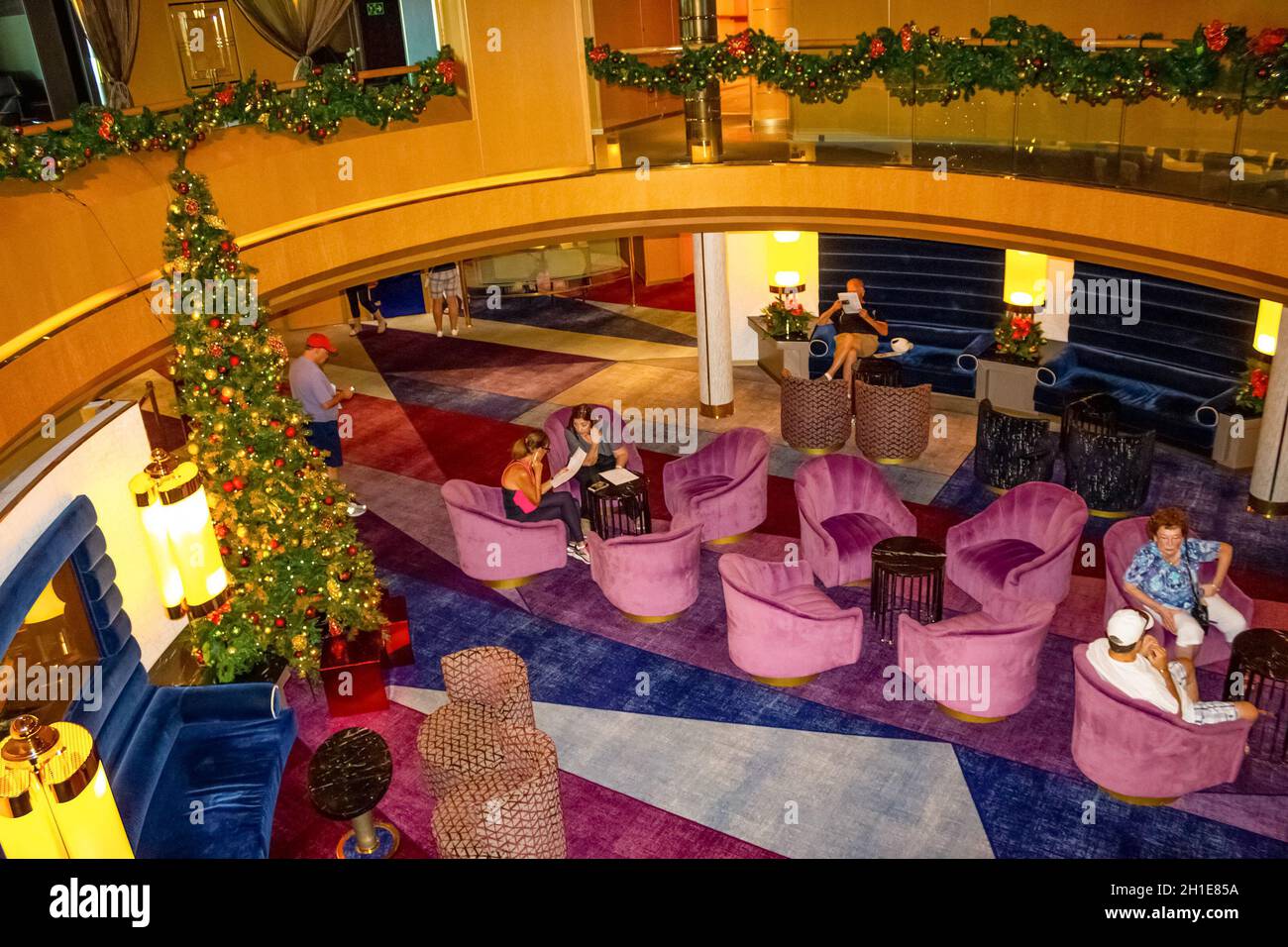 Fort Lauderdale - Dezember 9, 2019: Das Interieur der Bar in Holland America Kreuzfahrtschiff Eurodam im Seaport Port Everglades in Fort Lauderdale, Florida Stockfoto