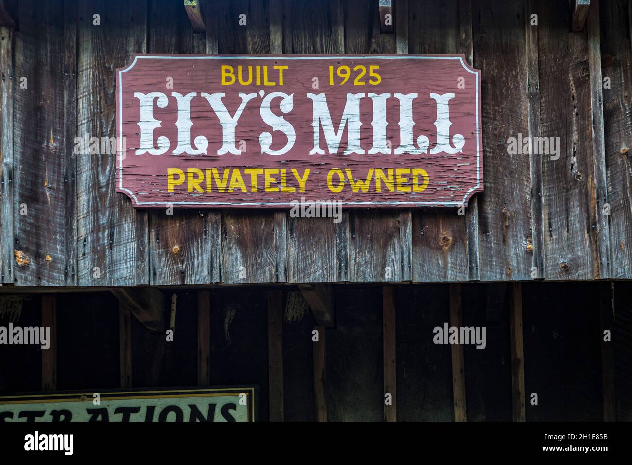 Schilder bei Ely's Mill Rental Cabins and Handwerksladen entlang des Roaring Fork Motor Nature Trail im Great Smoky Mountains National Park Stockfoto