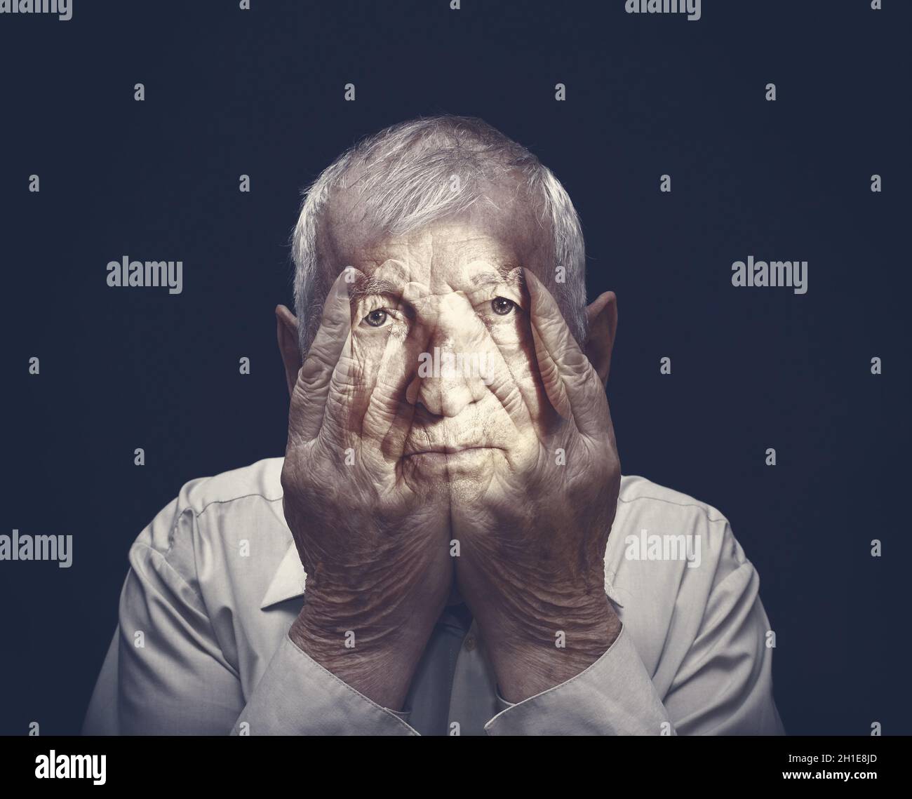 Porträt eines älteren Mannes mit Gesicht von Händen auf schwarz geschlossen. Collage. Konzept des Grauens. Covid-19- oder Coronavirus-Konzepte Stockfoto