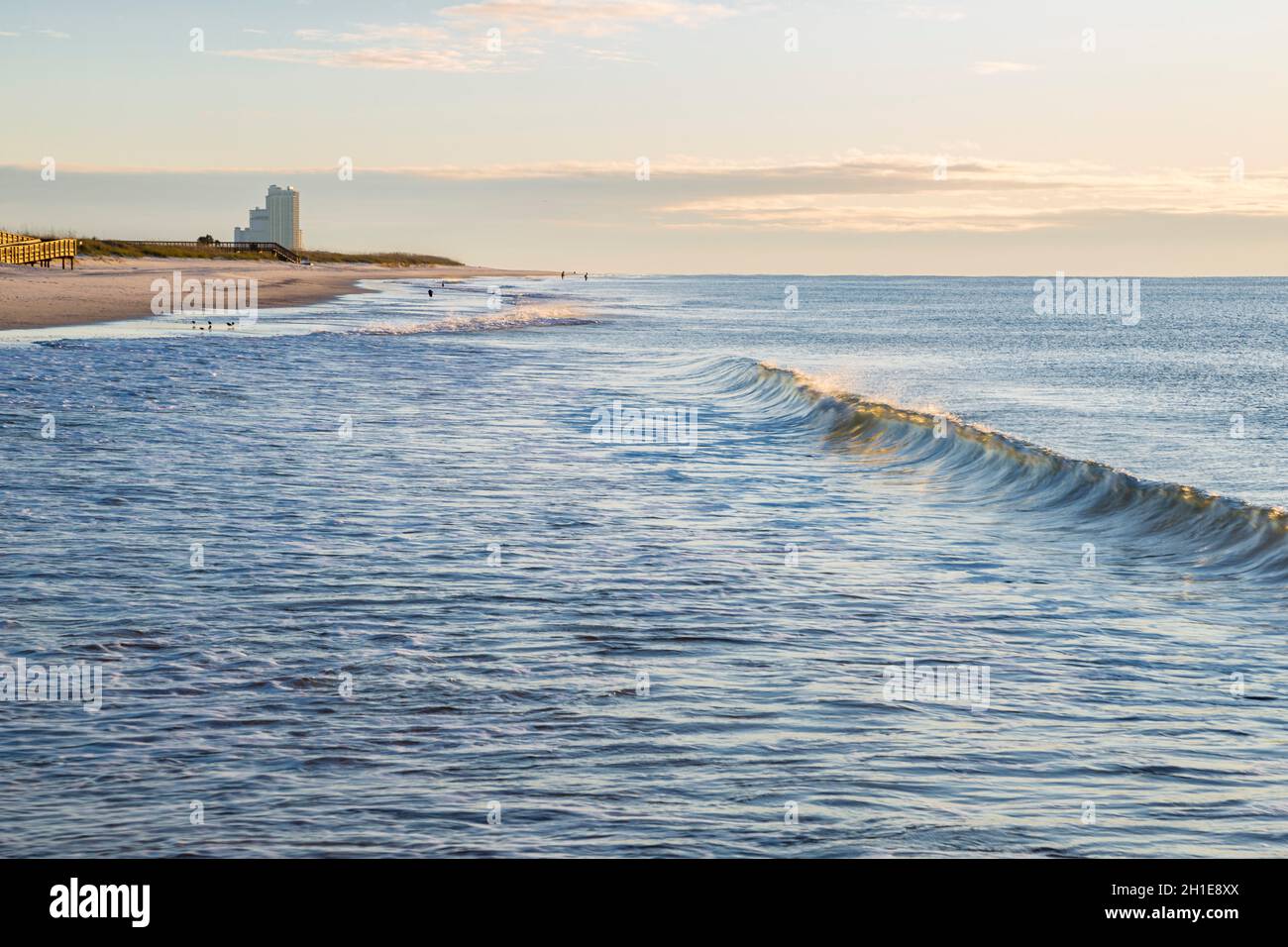 Kleine Wellen brechen am Golf von Mexiko Strand in Gulf Shores, Alabama Stockfoto