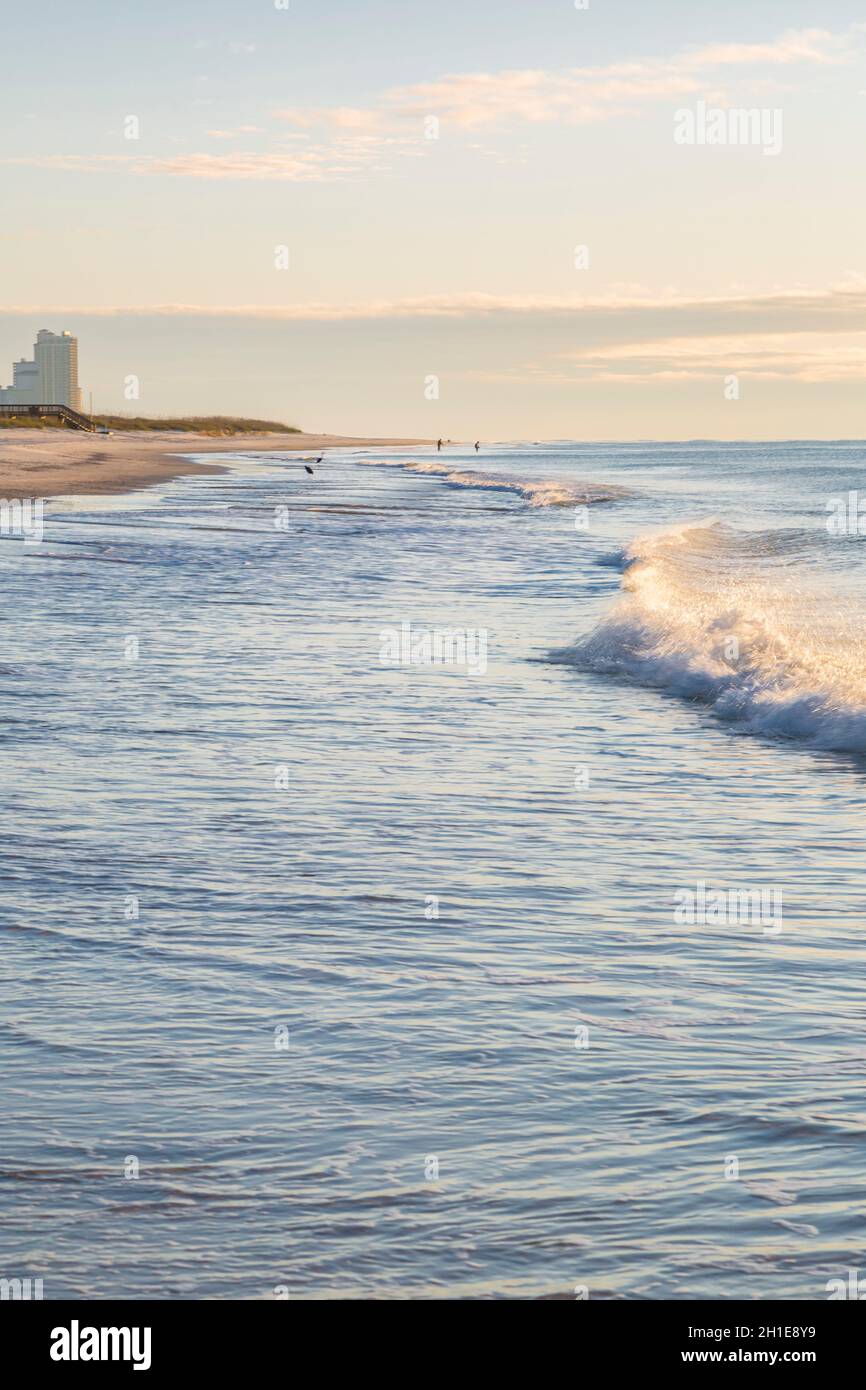 Kleine Wellen brechen am Golf von Mexiko Strand in Gulf Shores, Alabama Stockfoto