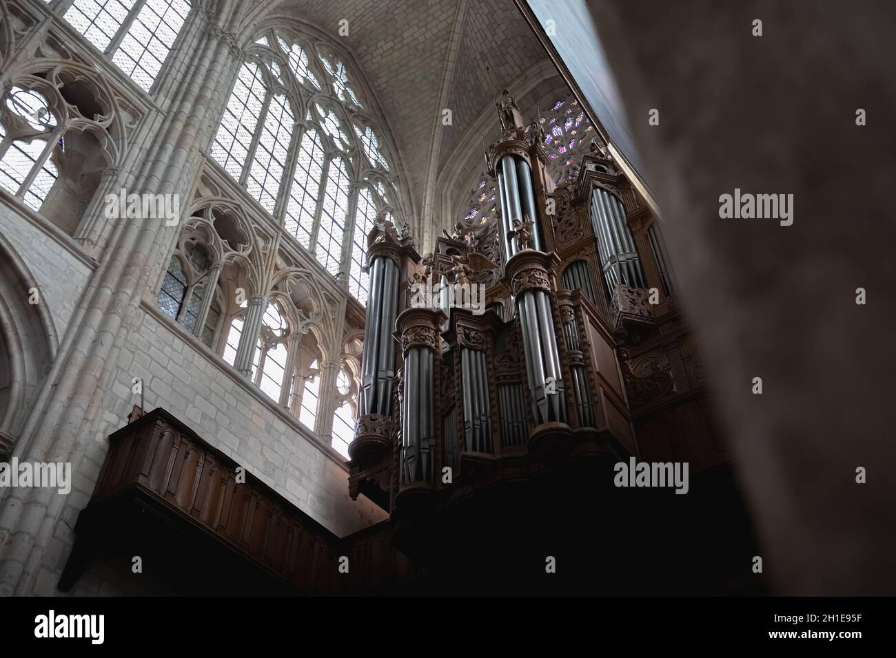 Tours, Frankreich - 8. Februar 2020: Detail der Orgel von Tours in der Kathedrale Saint-Gatien im Stadtzentrum an einem Wintertag Stockfoto