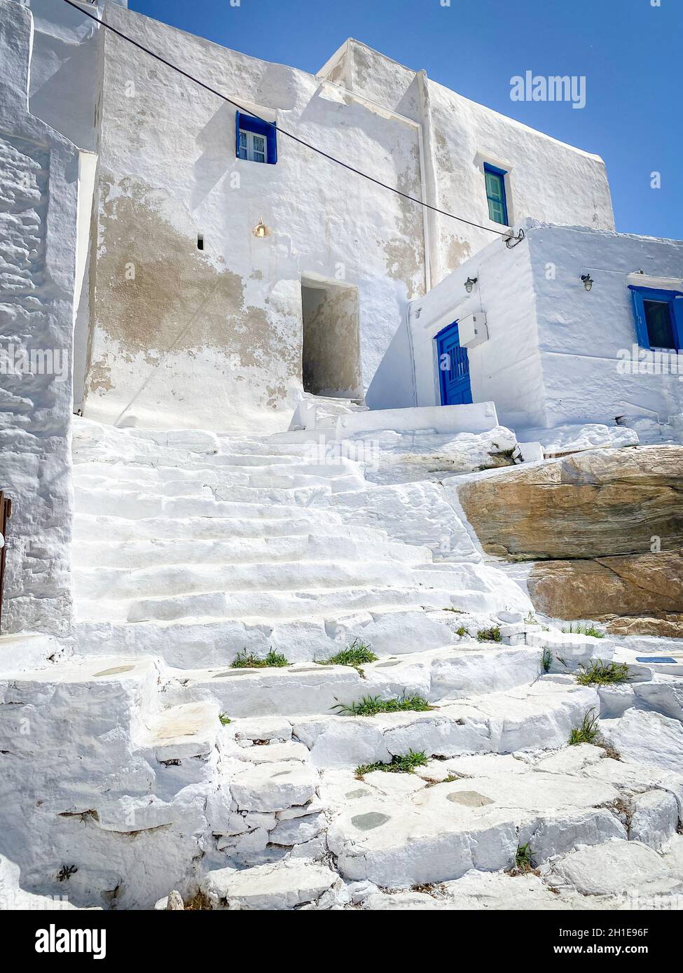 Traditionelle griechische Architektur, Treppen, weiß getünchte Wände und blaue Türen im Dorf Kastro Stockfoto