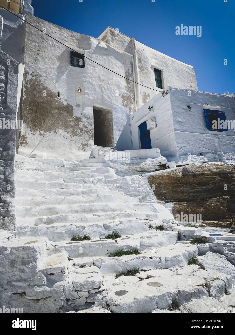 Traditionelle griechische Architektur, Treppen, weiß getünchte Wände und blaue Türen im Dorf Kastro Stockfoto
