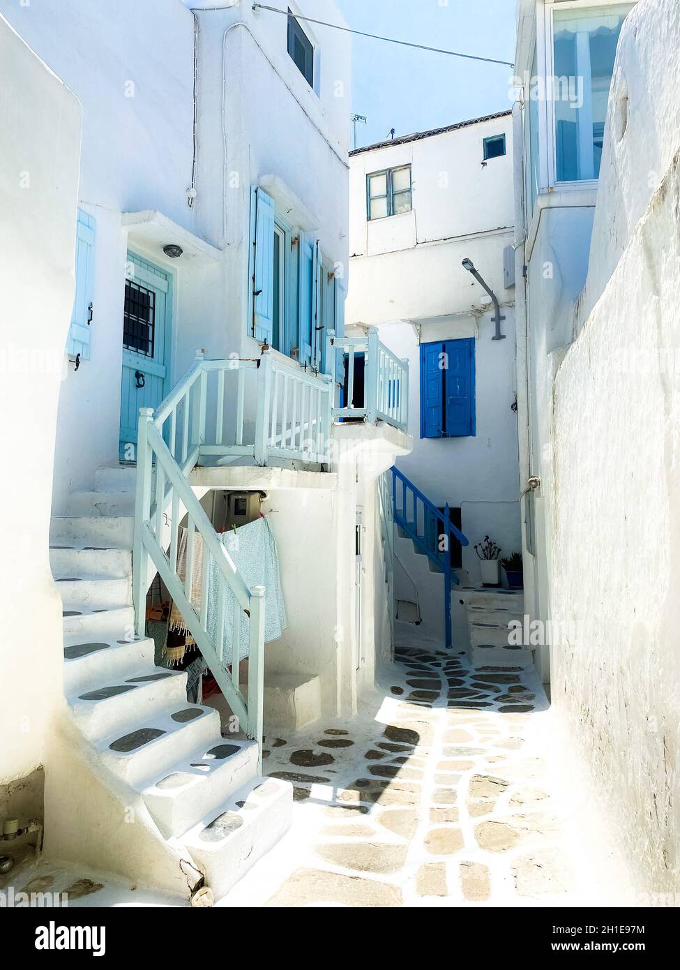 Traditionelle griechische Architektur, Treppen, weiß getünchte Wände und blaue Türen im Dorf Mykonos Stockfoto