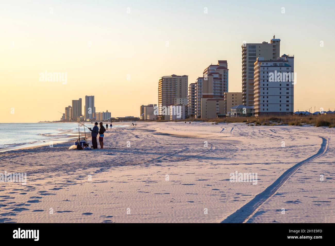 Hotels und Wohnanlagen hinter Men Angeln am Strand in Gulf Shores, Alabama Stockfoto