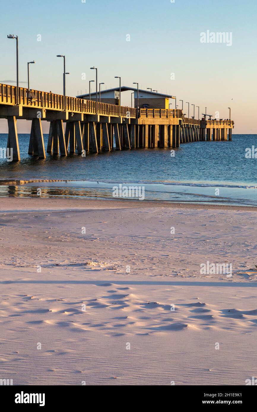 Gulf State Park Angelpier in der Abenddämmerung am Strand von Gulf Shores, Alabama Stockfoto