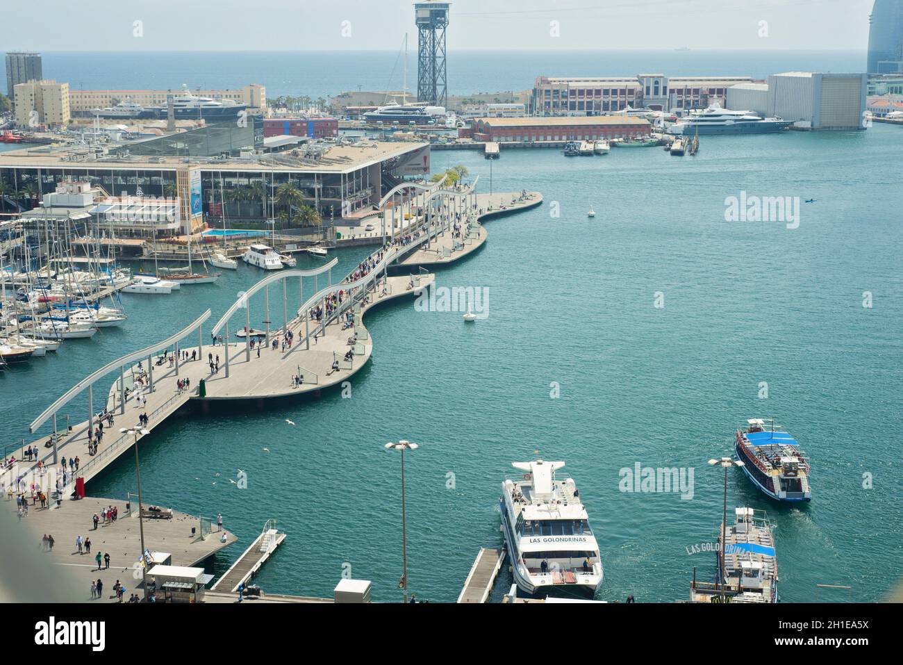 BARCELONA, SPANIEN - 6. MAI 2014: Blick auf das Mittelmeer in Barcelona von oben Stockfoto