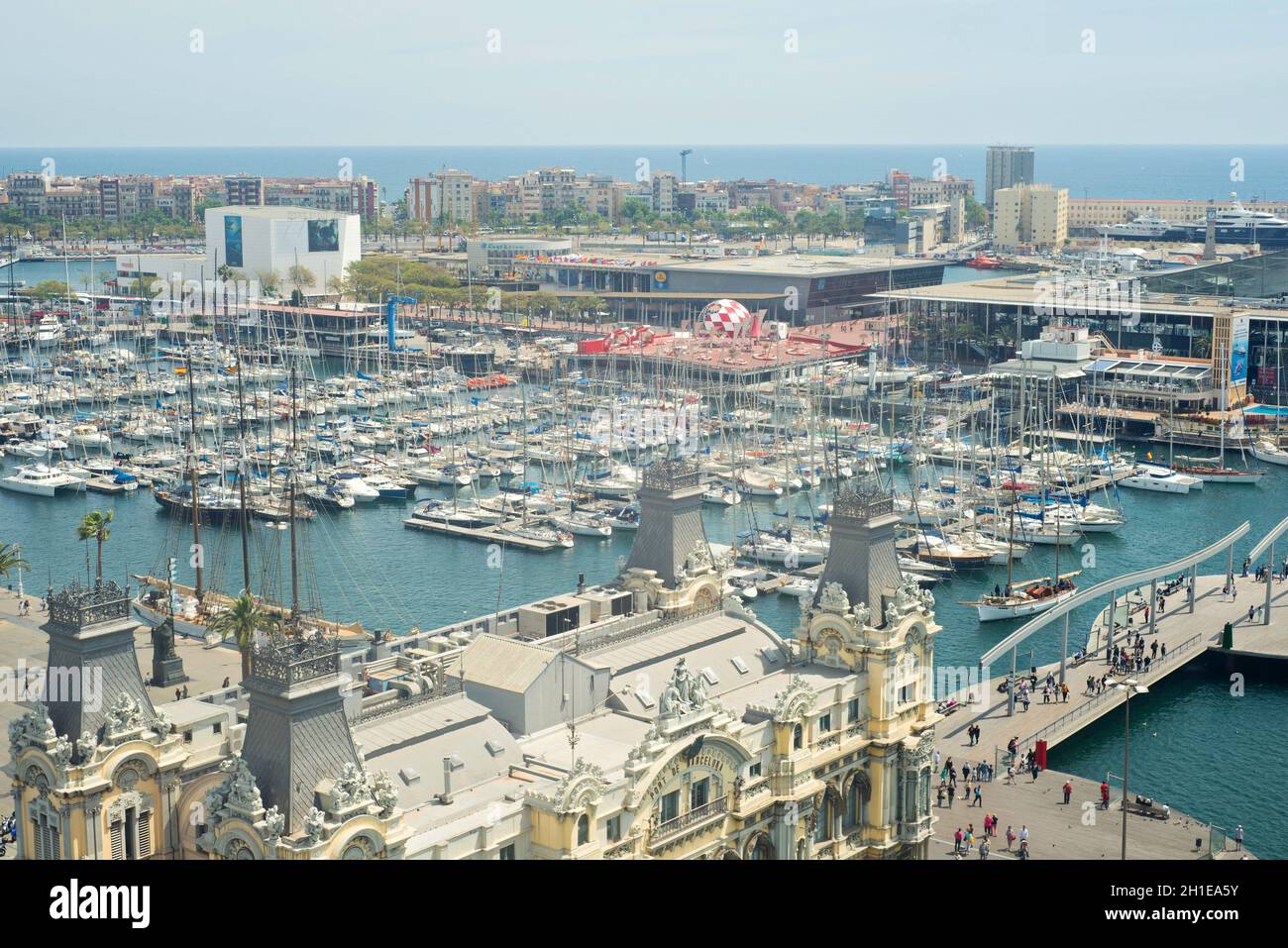 BARCELONA, SPANIEN - 6. MAI 2014: Blick von oben nach Barcelona Stockfoto