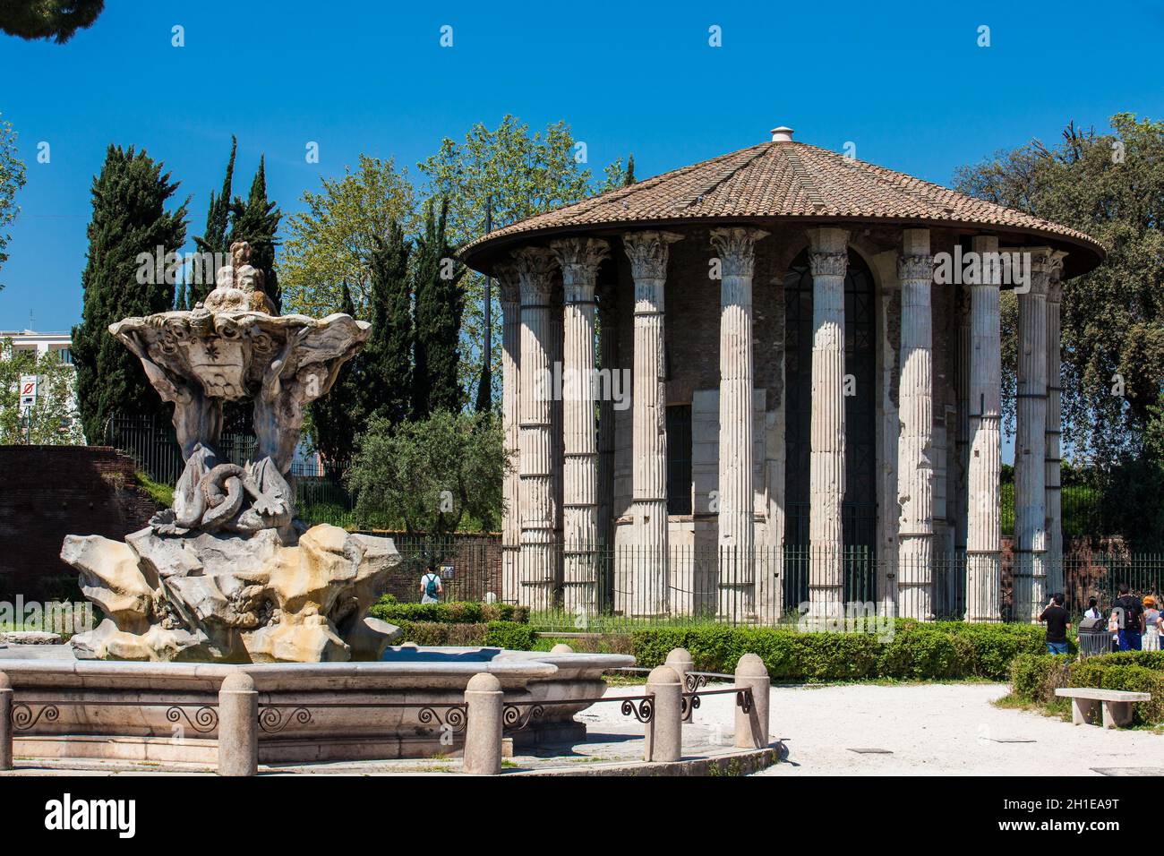 Rom, Italien, April, 2018: Der Tempel des Herkules Victor oder Hercules Olivarius ein römischer Tempel in der Piazza Bocca della Verita und der Brunnen der Tri Stockfoto