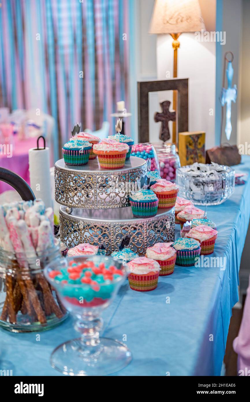 Cupcakes und Bonbons in Blau und Pink auf einer Gender-Reveal-Party Stockfoto