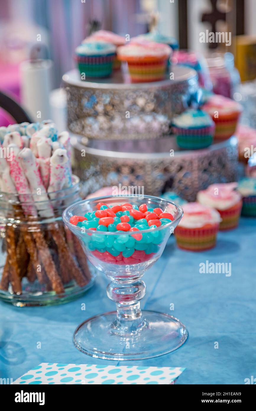 Cupcakes und Bonbons in Blau und Pink auf einer Gender-Reveal-Party Stockfoto