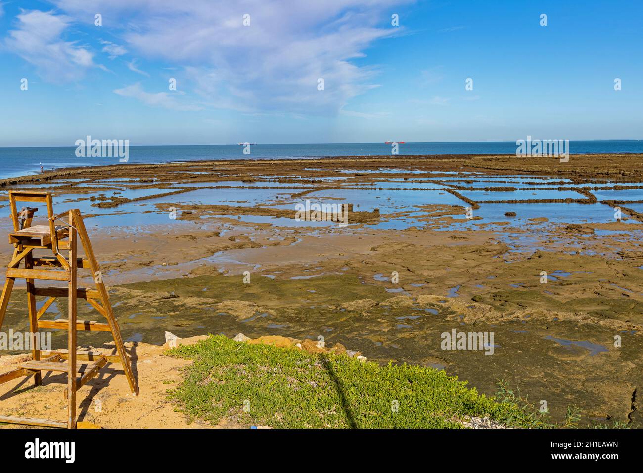 Fischkorale eine alte Fangmethode in Chipiona in Andalusien, die bei Ebbe beobachtet wurde Stockfoto