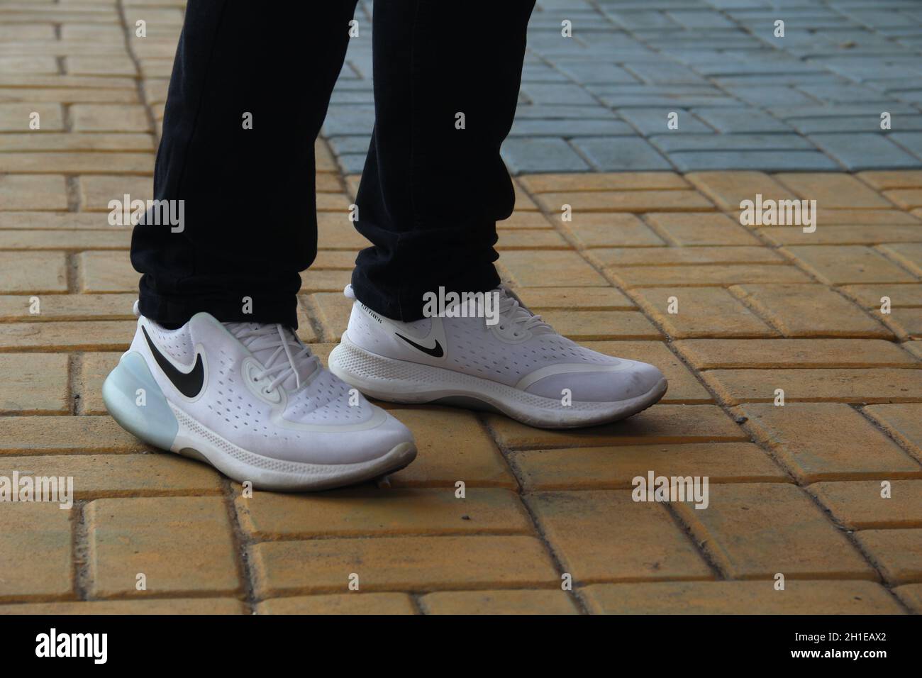 SURABAYA, INDONESIEN - 14. Oktober 2021: Weiße Schuhe der Marke Nike,  getragen von einem Mann Stockfotografie - Alamy