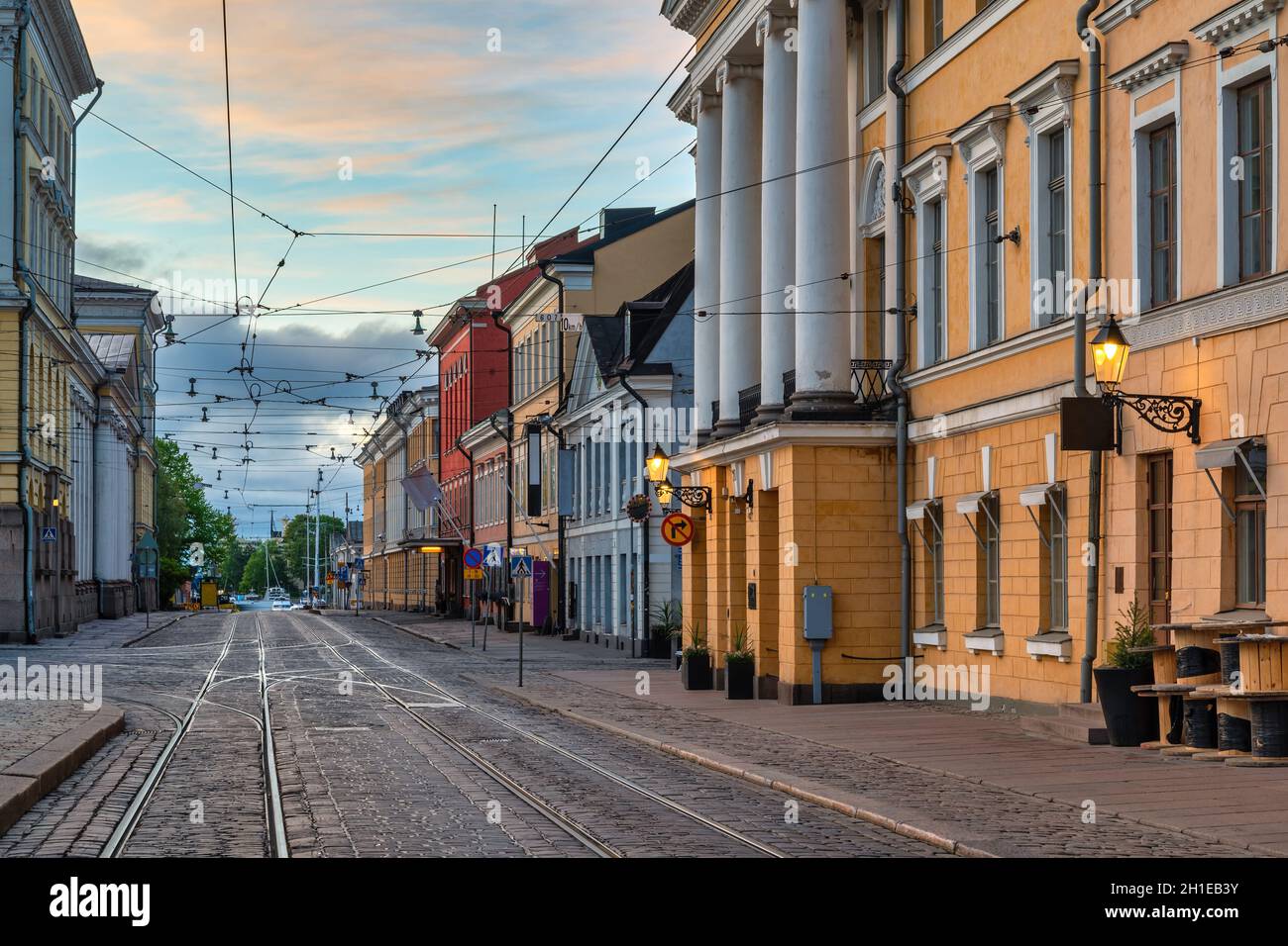 Helsinki Finnland, Skyline der Stadt bei Sonnenaufgang in der Aleksanterinkatu Straße, der berühmten Einkaufsstraße von Helsinki Stockfoto