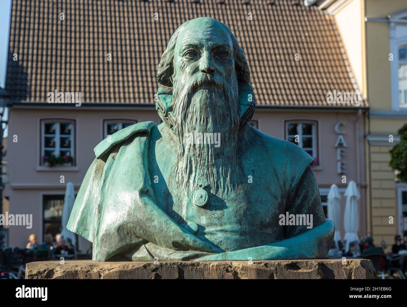 Deutschland, Hilden, Bergisches Land, Niederbergisches Land, Niederberg, Rheinland, Nordrhein-Westfalen, NRW, Denkmal für Wilhelm Fabry, Bronzebüste auf dem Marktplatz, Arzt, Stadtarzt in Bern, Chirurg, Gründer der akademischen Chirurgie Stockfoto