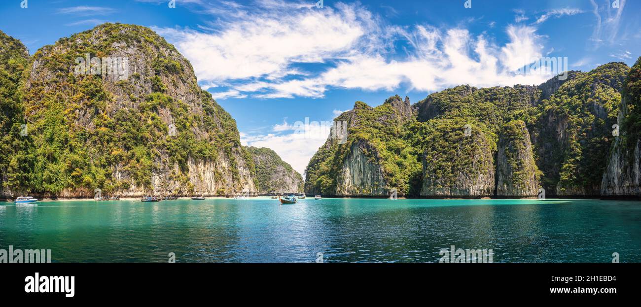 Blick auf die tropischen Inseln mit dem Ozean blauem Meerwasser auf der Pileh Lagune der Phi Phi Inseln, Krabi Thailand Naturlandschaft Panorama Stockfoto
