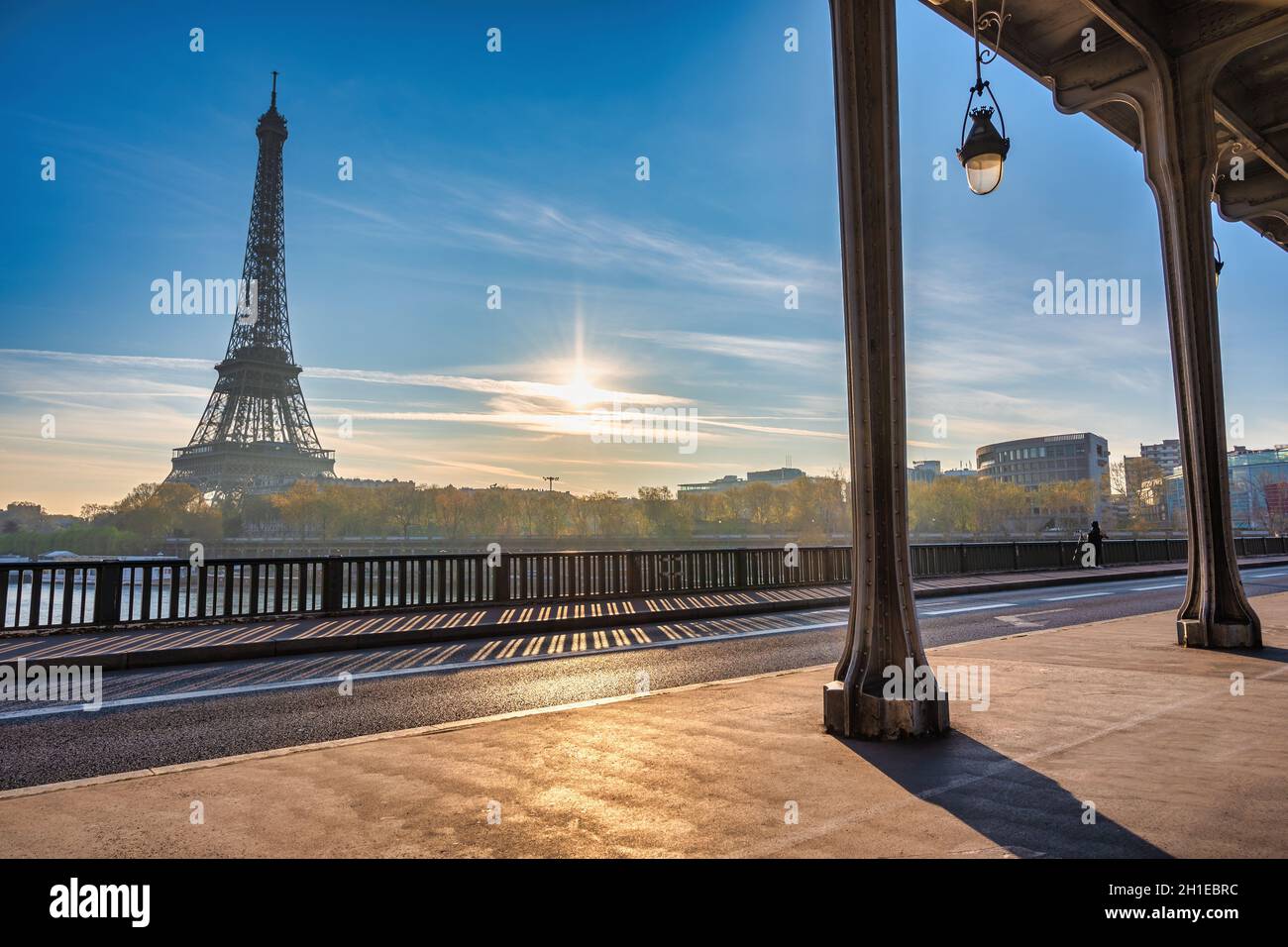 Paris Frankreich, Sonnenaufgang über der Skyline der Stadt am Eiffelturm und der Bir-Hakeim-Brücke auf der seine Stockfoto