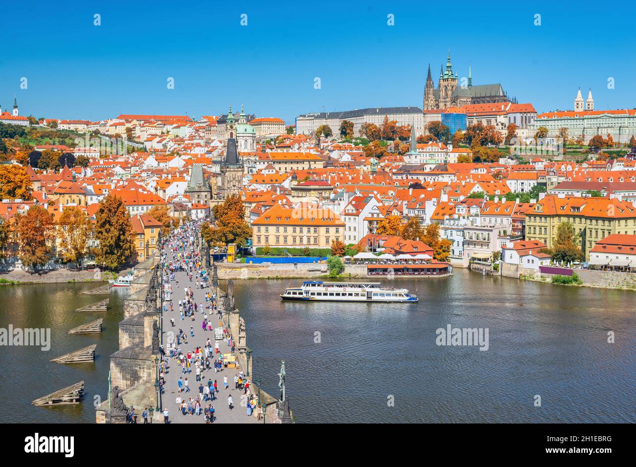 Prag Tschechische Republik, Skyline der Stadt an der Karlsbrücke und der Prager Burg, Tschechien mit Herbstlaub Stockfoto