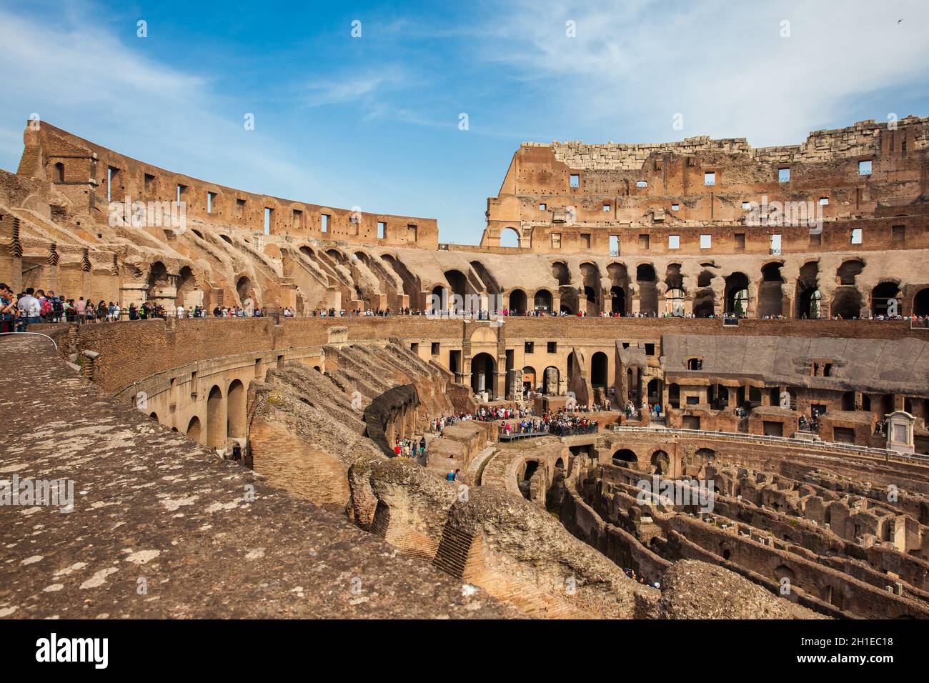 Rom, Italien, April, 2018: Blick auf die Sitzgelegenheiten und das Hypogeum der antiken Kolosseum in Rom Stockfoto