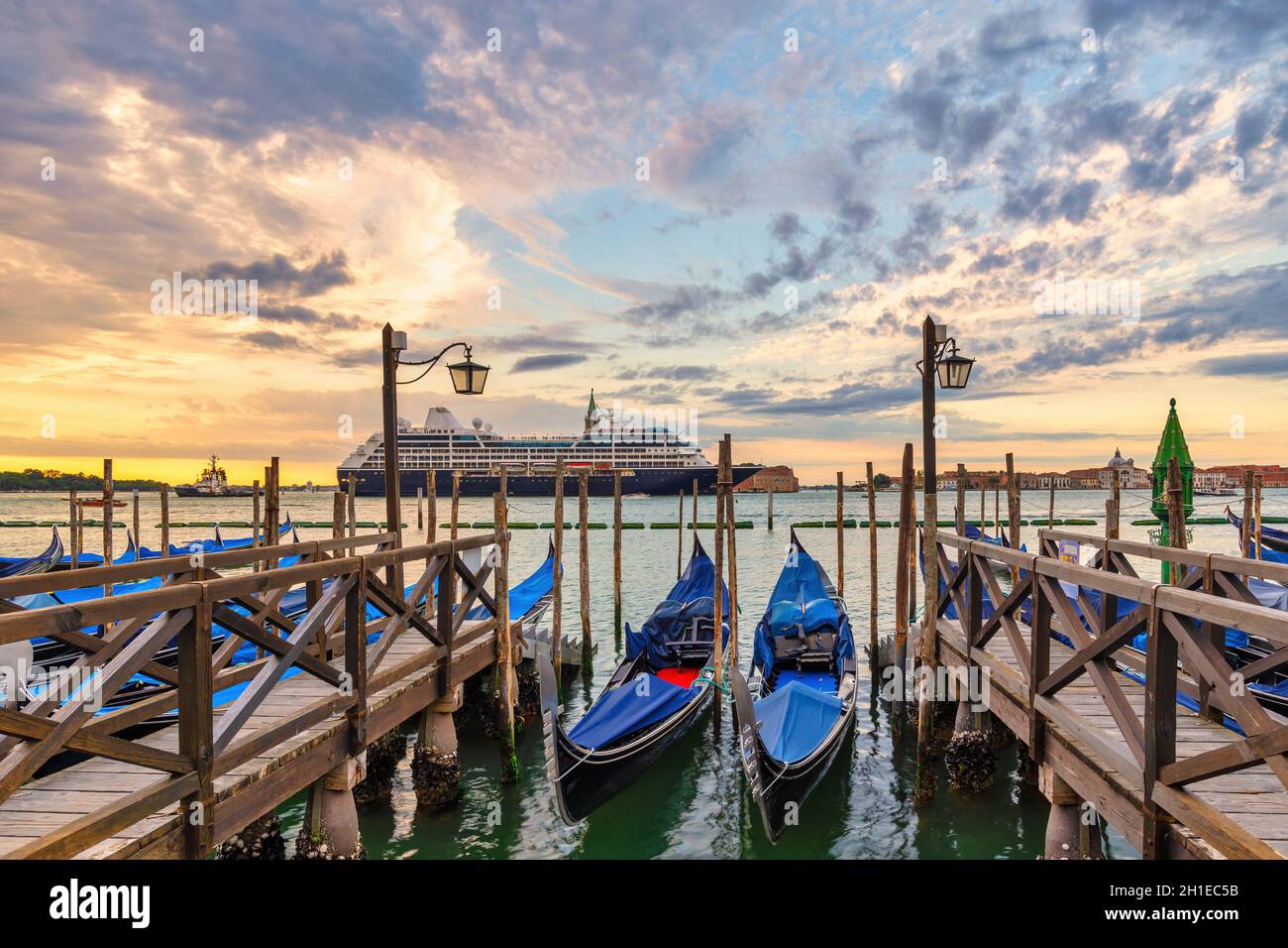 Venedig Italien, Skyline von Sonnenaufgang mit Gondelboot Stockfoto