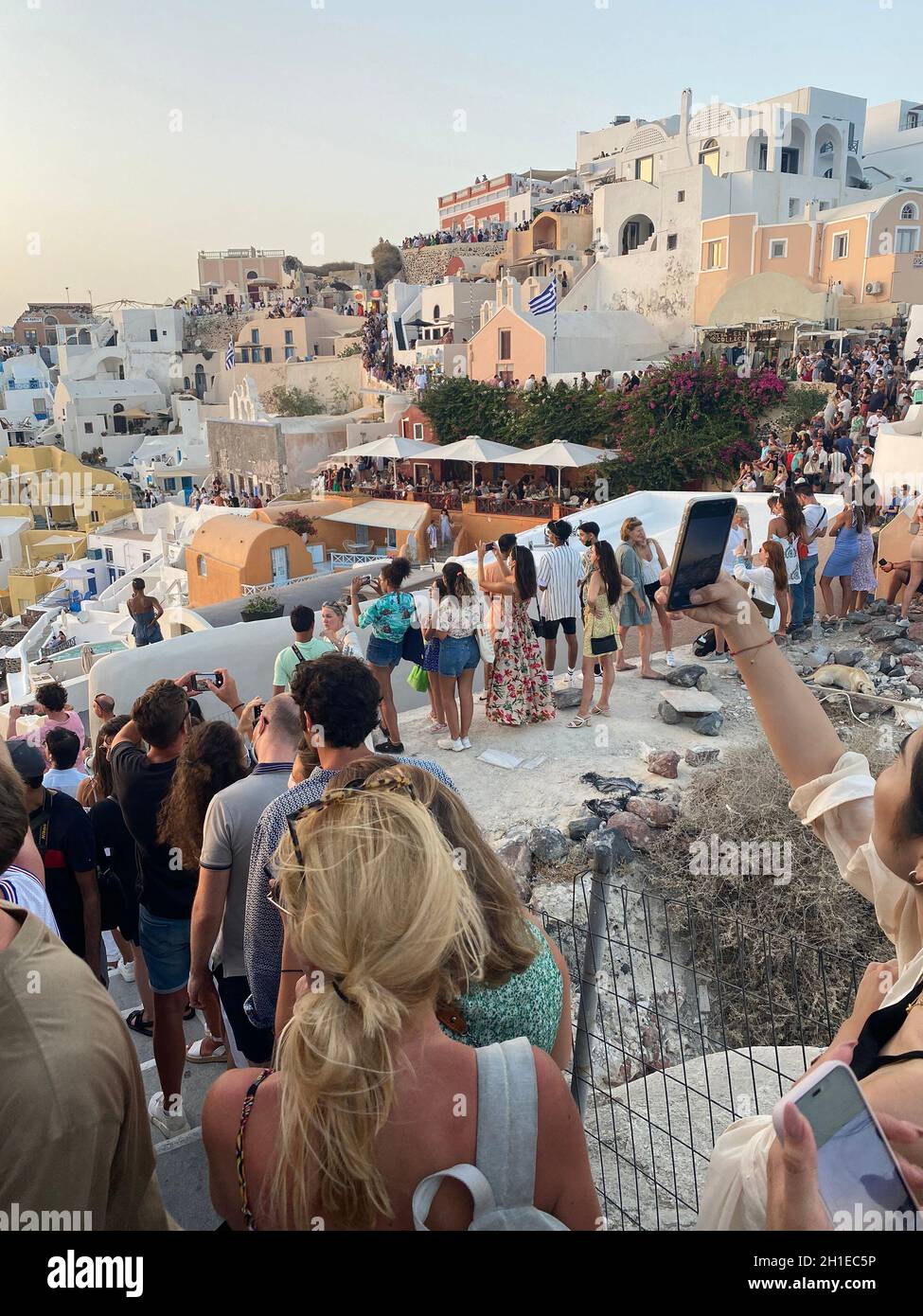 Santorini, Griechenland, 2. August 2021. Die Menge wartet darauf, den Sonnenuntergang in Oia zu fotografieren Stockfoto
