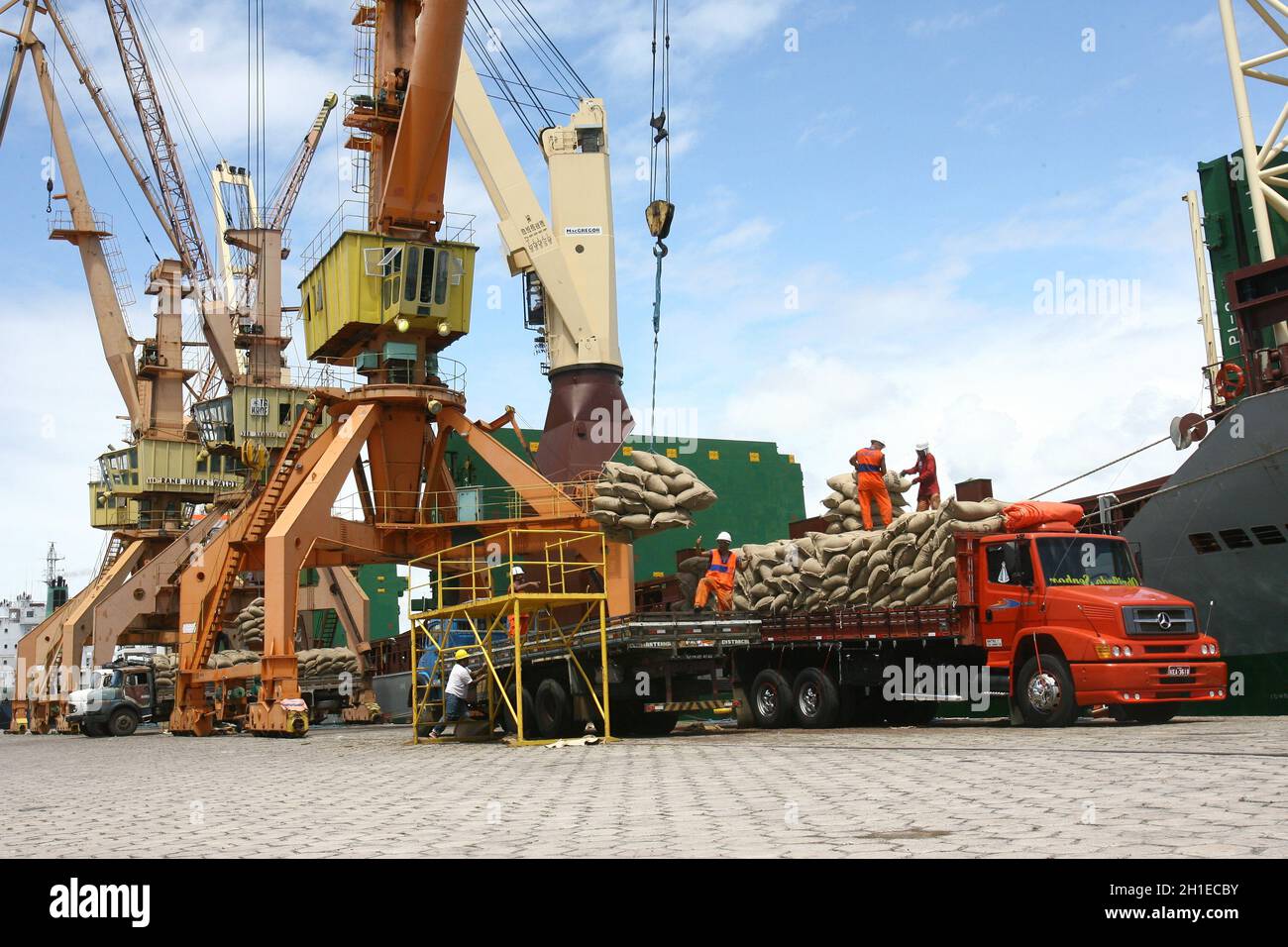 ilheus, bahia / brasilien - 26. märz 2012: Im Hafen von Ilheus, der aus der Elfenbeinküste exportiert wird, werden Arbeiter beim Auslaufen von Kakaobohnen beobachtet. *** Lokale Obergrenze Stockfoto