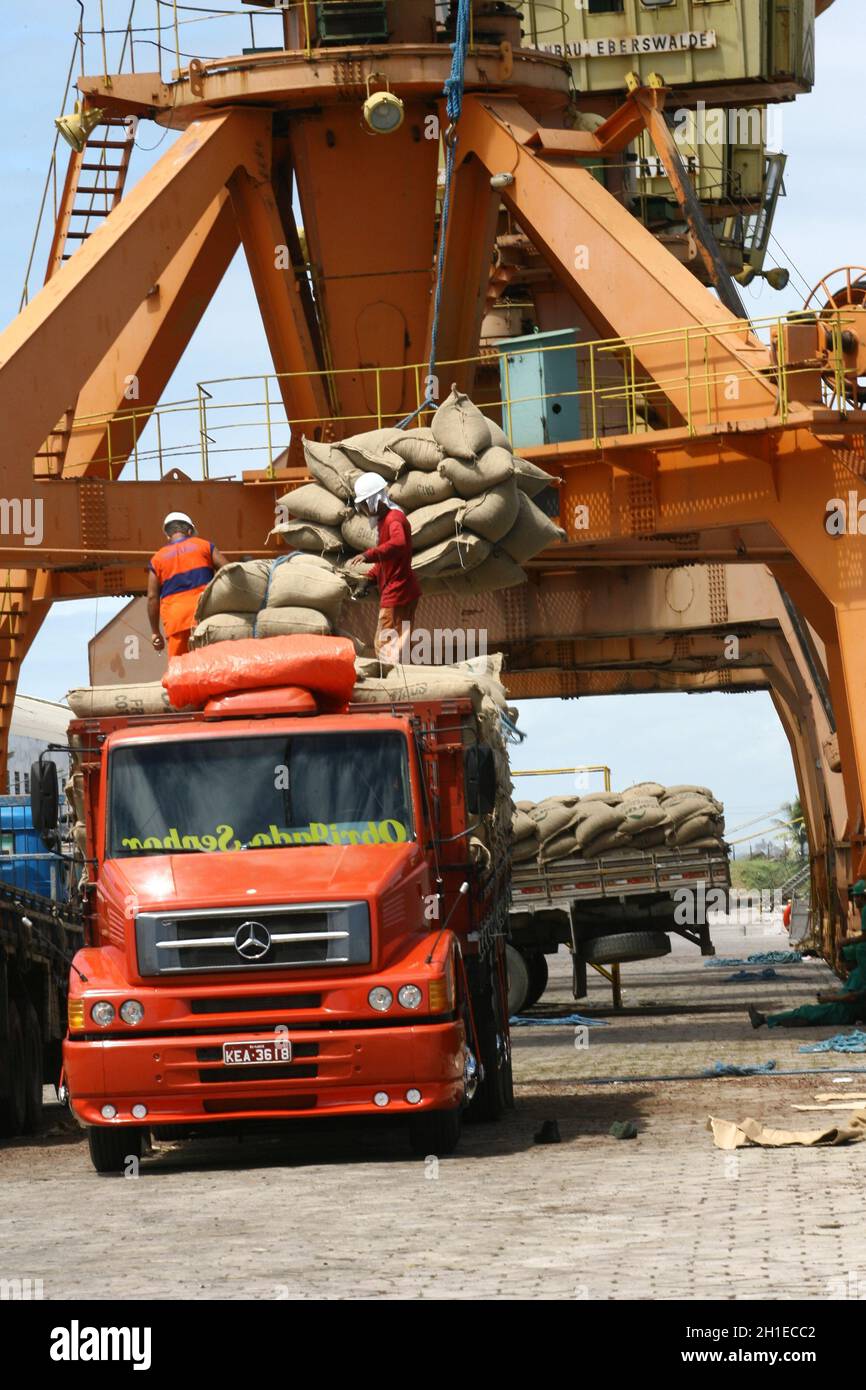 ilheus, bahia / brasilien - 26. märz 2012: Im Hafen von Ilheus, der aus der Elfenbeinküste exportiert wird, werden Arbeiter beim Auslaufen von Kakaobohnen beobachtet. *** Lokale Obergrenze Stockfoto