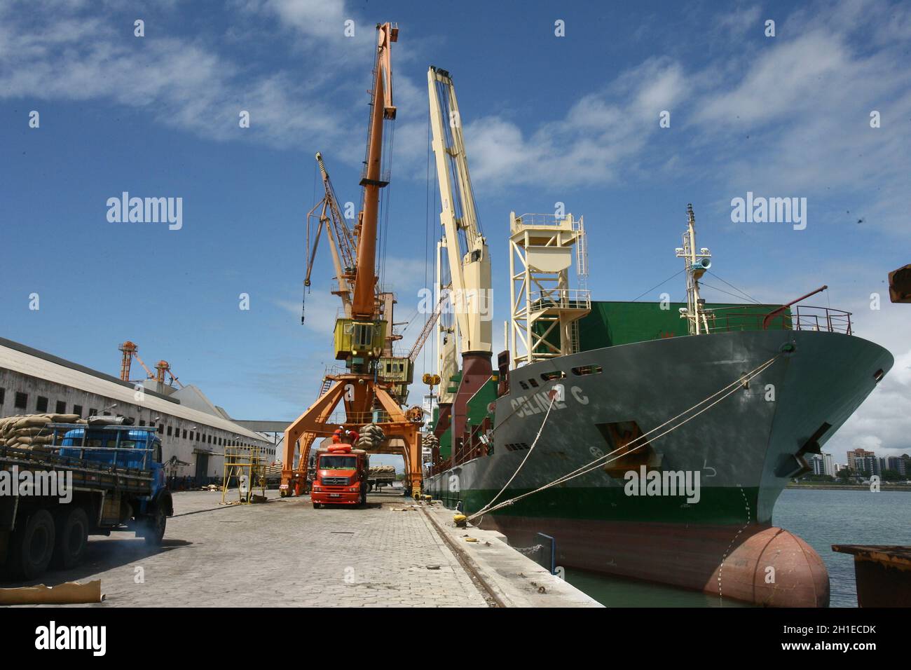 ilheus, bahia / brasilien - 26. märz 2012: Im Hafen von Ilheus, der aus der Elfenbeinküste exportiert wird, werden Arbeiter beim Auslaufen von Kakaobohnen beobachtet. *** Lokale Obergrenze Stockfoto