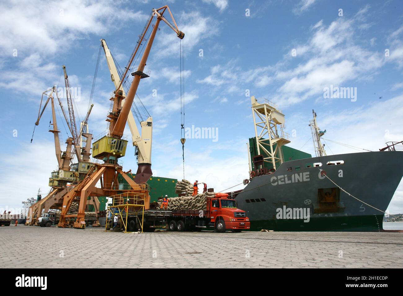 ilheus, bahia / brasilien - 26. märz 2012: Im Hafen von Ilheus, der aus der Elfenbeinküste exportiert wird, werden Arbeiter beim Auslaufen von Kakaobohnen beobachtet. *** Lokale Obergrenze Stockfoto