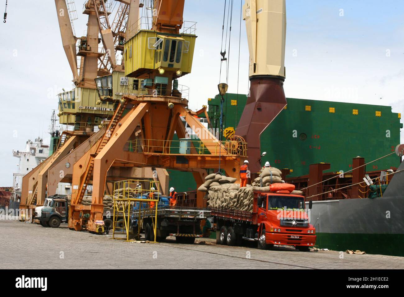 ilheus, bahia / brasilien - 26. märz 2012: Im Hafen von Ilheus, der aus der Elfenbeinküste exportiert wird, werden Arbeiter beim Auslaufen von Kakaobohnen beobachtet. *** Lokale Obergrenze Stockfoto
