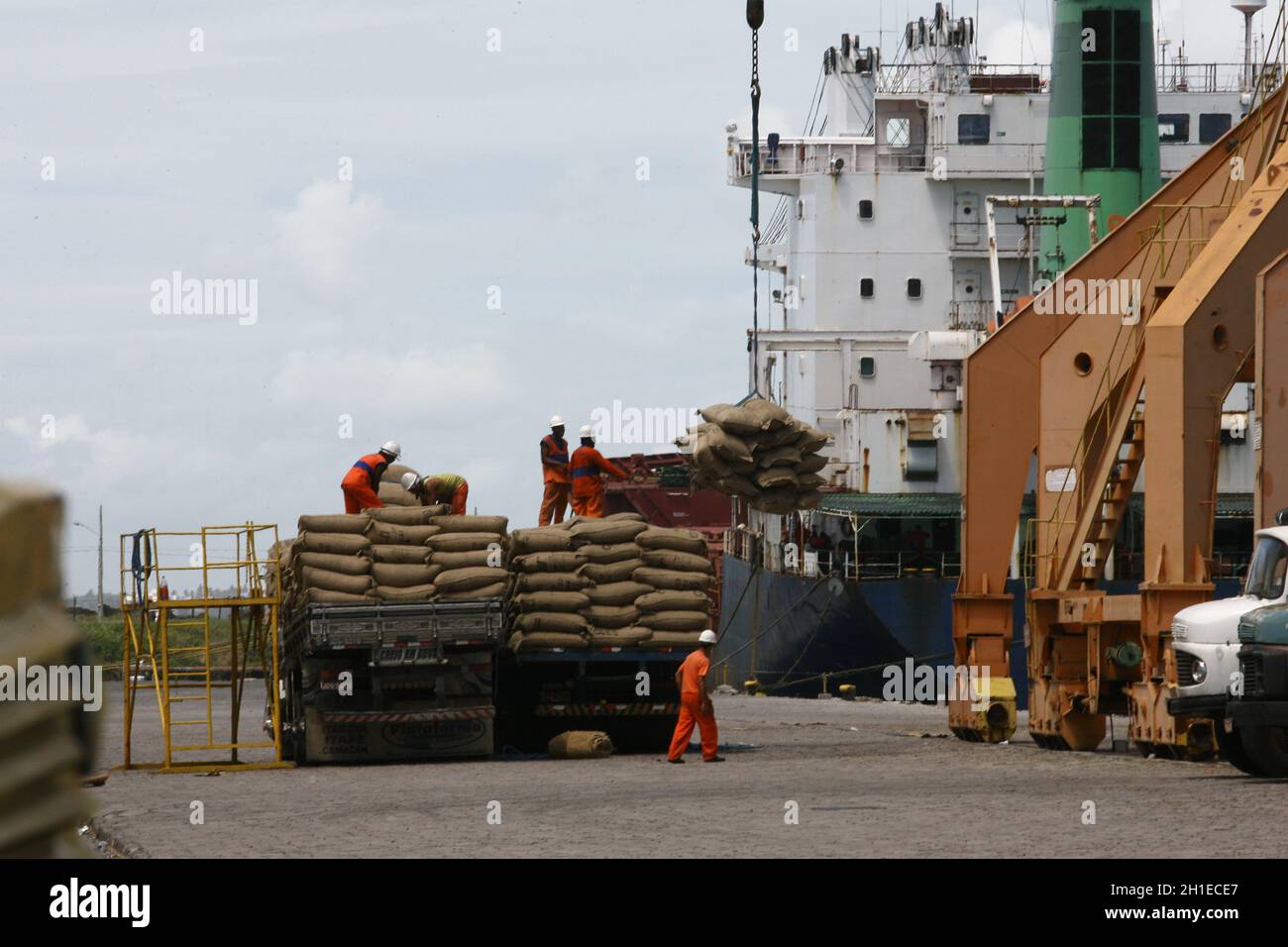 ilheus, bahia / brasilien - 26. märz 2012: Im Hafen von Ilheus, der aus der Elfenbeinküste exportiert wird, werden Arbeiter beim Auslaufen von Kakaobohnen beobachtet. *** Lokale Obergrenze Stockfoto