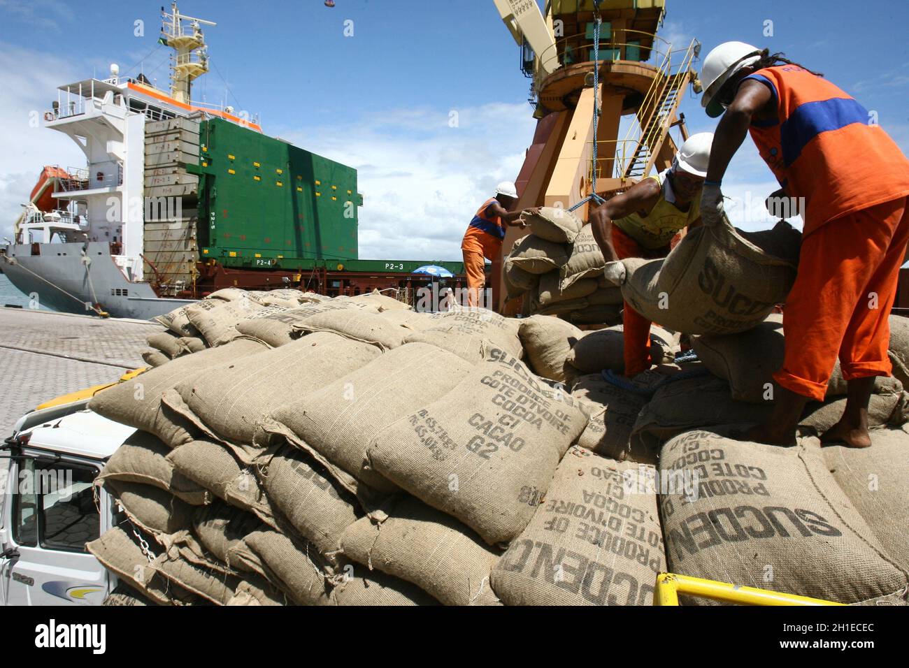 ilheus, bahia / brasilien - 26. märz 2012: Im Hafen von Ilheus, der aus der Elfenbeinküste exportiert wird, werden Arbeiter beim Auslaufen von Kakaobohnen beobachtet. *** Lokale Obergrenze Stockfoto