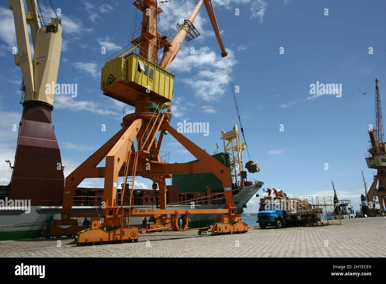 ilheus, bahia / brasilien - 26. märz 2012: Im Hafen von Ilheus, der aus der Elfenbeinküste exportiert wird, werden Arbeiter beim Auslaufen von Kakaobohnen beobachtet. *** Lokale Obergrenze Stockfoto