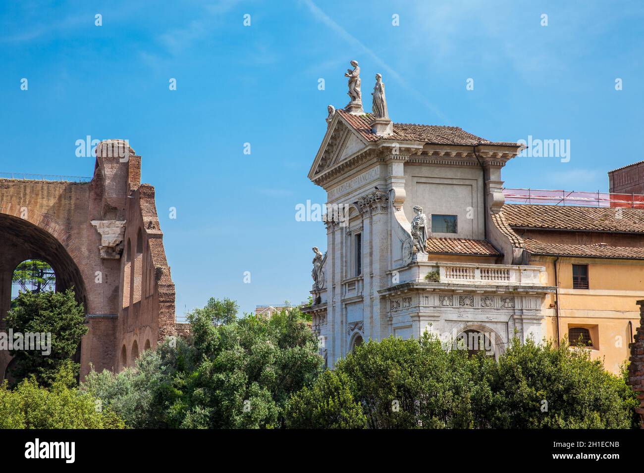 Kirche des Heiligen, Santa Francesca Romana und die Basilika von Maxentius und Konstantin auf dem Forum Romanum in Rom Stockfoto