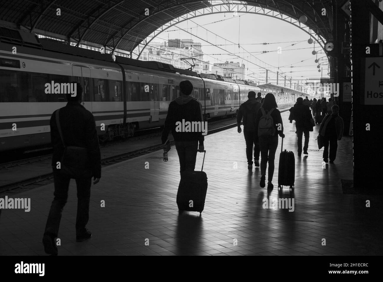 Valencia, Spanien - 04, 05, 2018: Menschen, die auf den Bahnsteigen des Bahnhofs Valencia mit einem Zug unterwegs sind, halten im Hintergrund Stockfoto