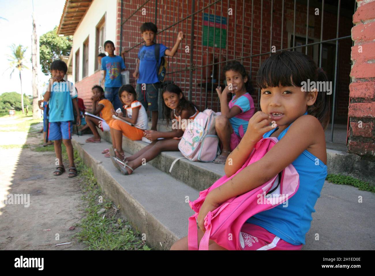 salvador, bahia / brasilien - 13. april 2009: Pataxo-Indianer werden in einer indigenen Schule im Dorf Barra Velha in der Gemeinde Porto Seg gesehen Stockfoto