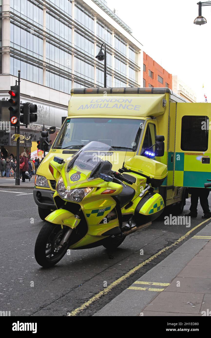 LONDON, GROSSBRITANNIEN - 28 Dezember: Krankenwagen responder in London am 28. Dezember 2009. Krankenwagen Motorrad- und Not van an Street in London, Stockfoto