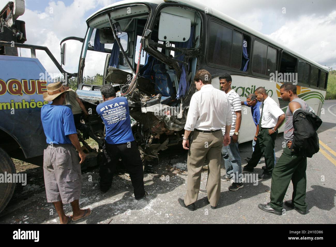 Itabela, bhia / brasilien - ARCH 15, 2011: Bei einem Unfall mit einem LKW und einem Bus wurde der Busfahrer auf der Autobahn BR 101 in der Stadt Itabe verletzt Stockfoto