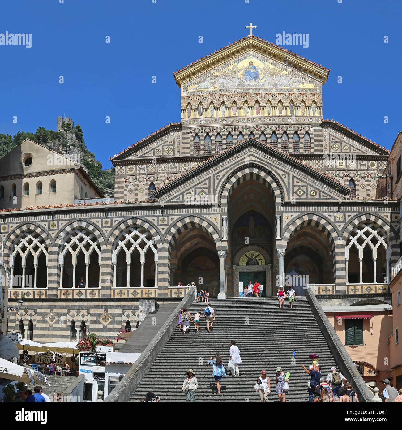 AMALFI, ITALIEN - Juni 27: Apostel Saint Andrew Dom in Florenz am 26. Juni 2014. Touristen in der Kirche, eine Treppe in Amalfi, Italien. Stockfoto