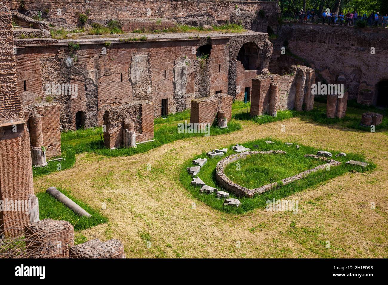 Rom, Italien, April 2018: Touristen, die in das Stadion des Domitian auf dem Palatin in Rom Stockfoto