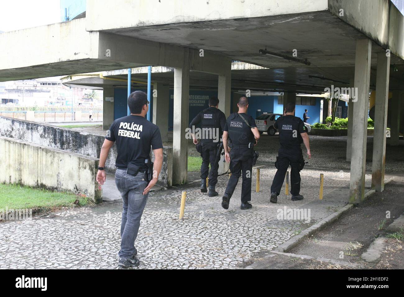itabuna, bahia / brasilien - 13. dezember 2011: Bundespolizisten führen Durchsuchungs- und Haftbefehl beim Stadtrat zur Untersuchung von Missa durch Stockfoto