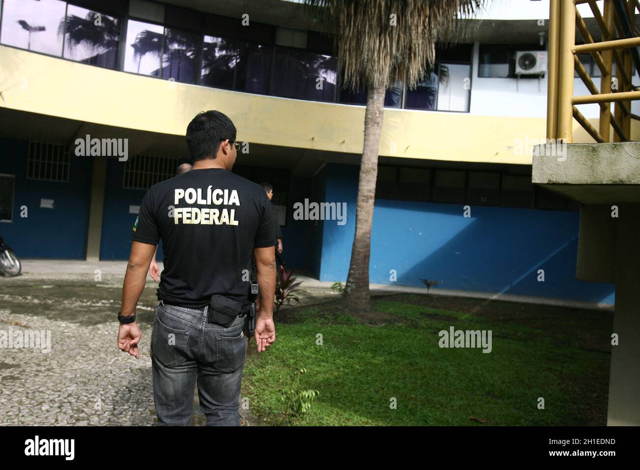 itabuna, bahia / brasilien - 13. dezember 2011: Bundespolizisten führen Durchsuchungs- und Haftbefehl beim Stadtrat zur Untersuchung von Missa durch Stockfoto