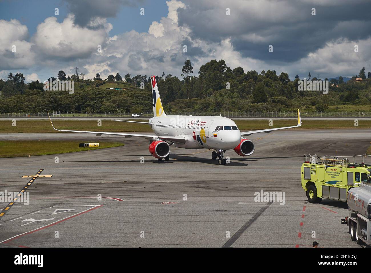MEDELLIN, KOLUMBIEN - 24. APRIL 2019: Jet-Airliner von Viva Air bei der Ankunft am internationalen Flughafen Jose Maria Cordova in Medellin, Stockfoto