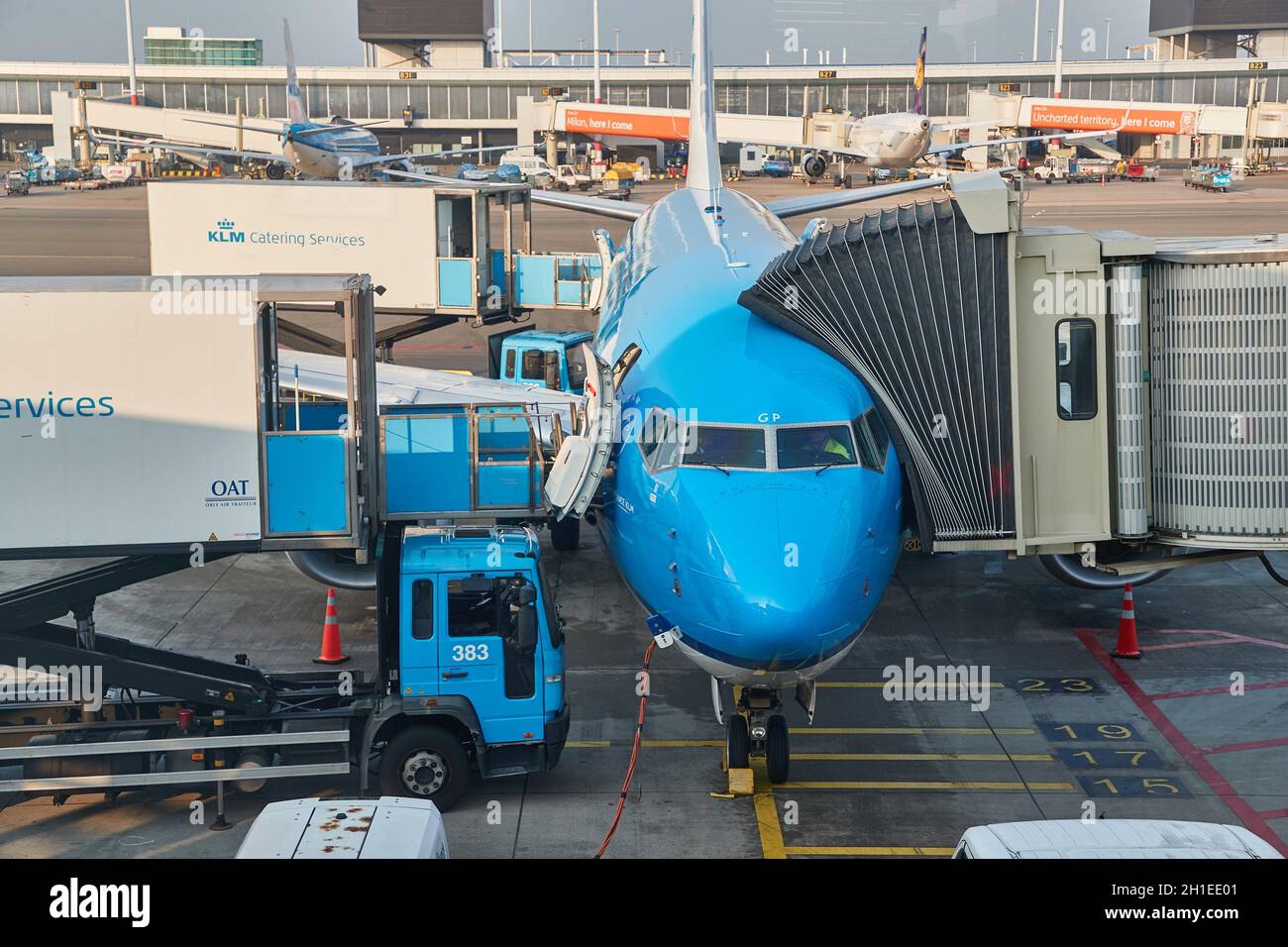 AMSTERDAM, NIEDERLANDE - UM 2019: KLM-Linienflugzeug wird am internationalen Flughafen Amsterdam Schiphol mit Catering-Lieferungen von LKWs verladen Stockfoto