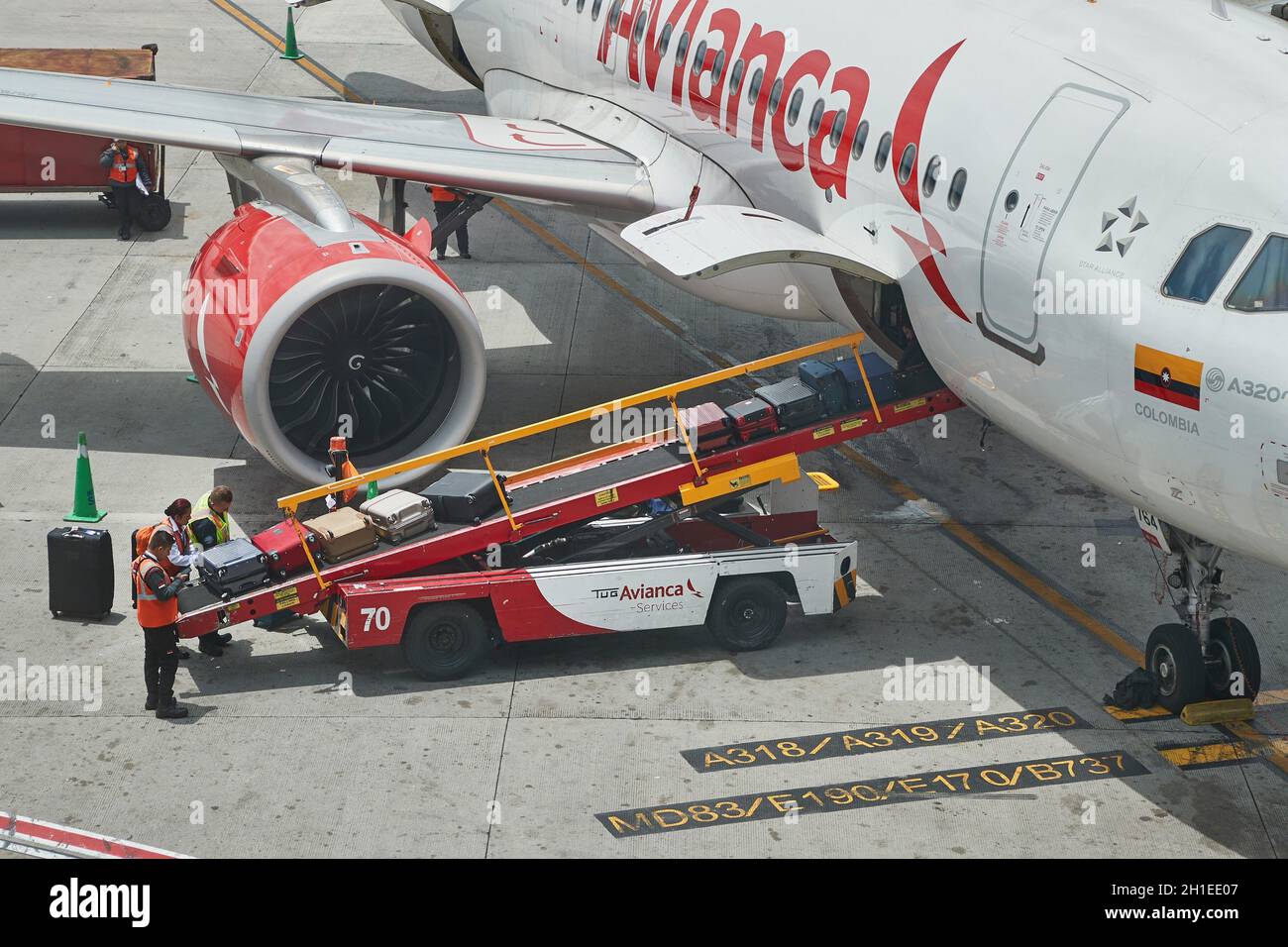 MEDELLIN, KOLUMBIEN - 24. APRIL 2019: Gepäck, das auf ein Avianca-Flugzeug am Flughafen Jose Maria Cordova in Medellin verladen wurde. Avianca ist ein kolumbianischer Flieger Stockfoto