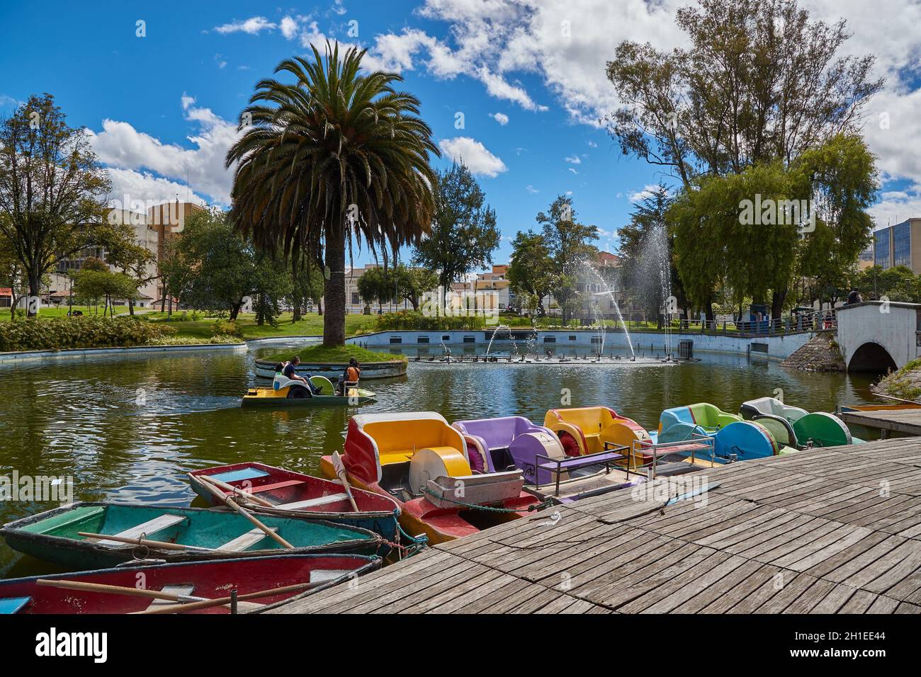 QUITO, ECUADOR - UM 2019: Sonniges Wetter im Alameda Park mit kleinem pont und Tretbooten zum Mieten Stockfoto