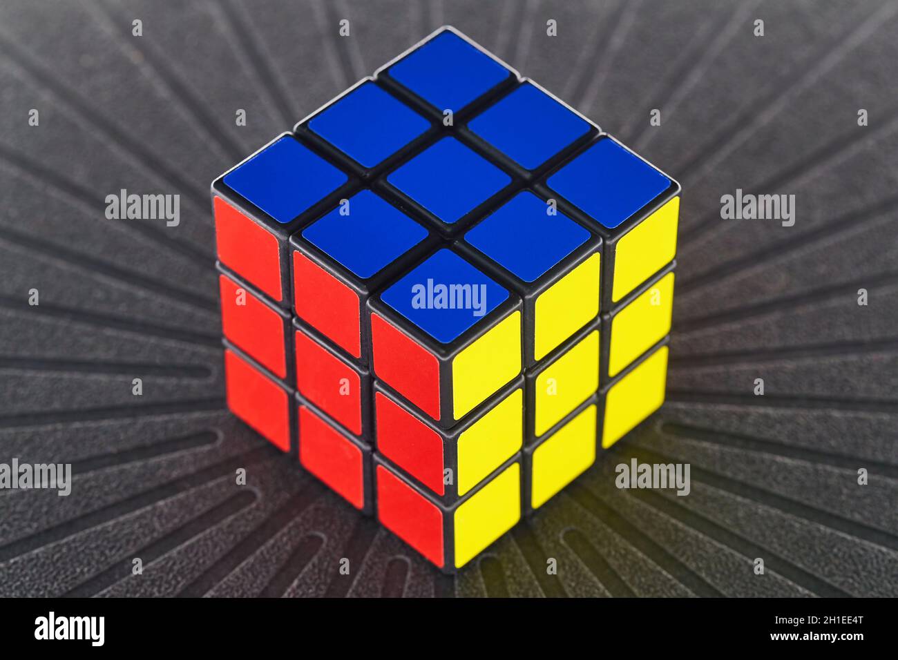 BUDAPEST, UNGARN - UM 2019: Gelöst Rubik's Würfel Logik Spiel auf dunklem Hintergrund gleichmäßig von allen Seiten beleuchtet Stockfoto