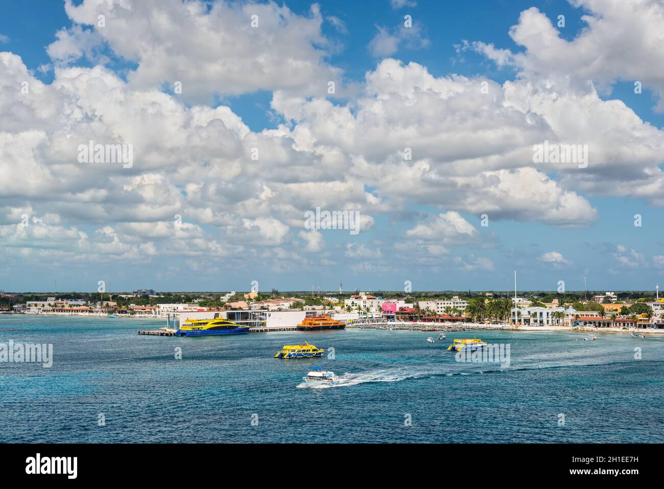 San Miguel de Cozumel, Mexiko - 24. April 2019: Stadtbild der Hauptstadt der Insel Cozumel, Mexiko, Karibik. Panoramablick vom Kreuzweg Stockfoto