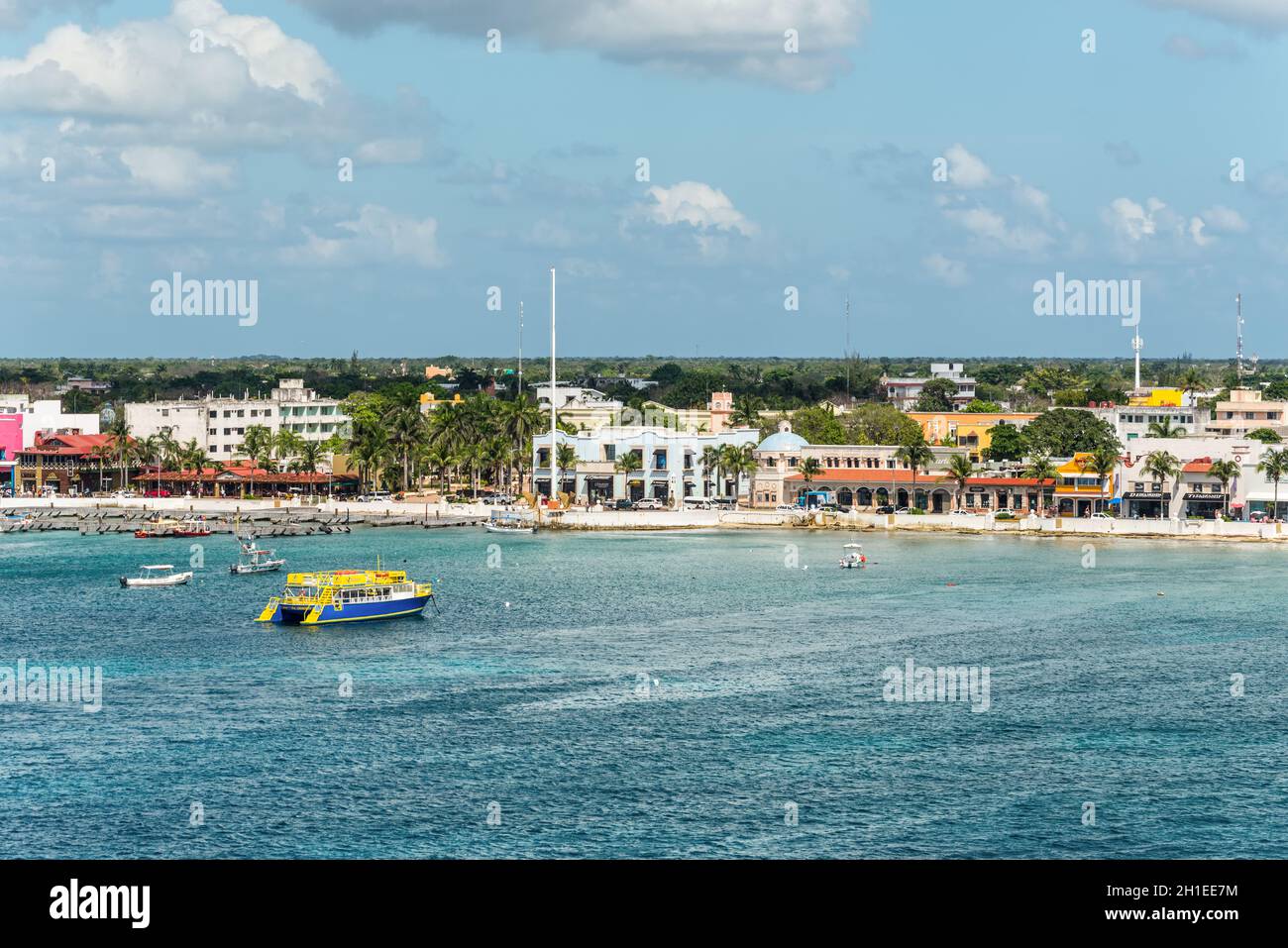 San Miguel de Cozumel, Mexiko - 25. April 2019: Stadtbild der Hauptstadt der Insel Cozumel, Mexiko, Karibik. Blick vom Kreuzfahrtschiff. Stockfoto